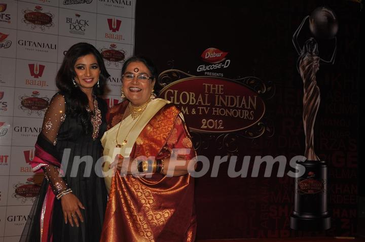 Shreya Ghoshal and Usha Uthup at Global Indian Film & TV Honours Awards 2012