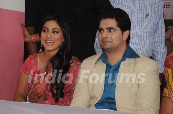 Karan Mehra and Hina Khan at Star parivaar awards 2012 tv show