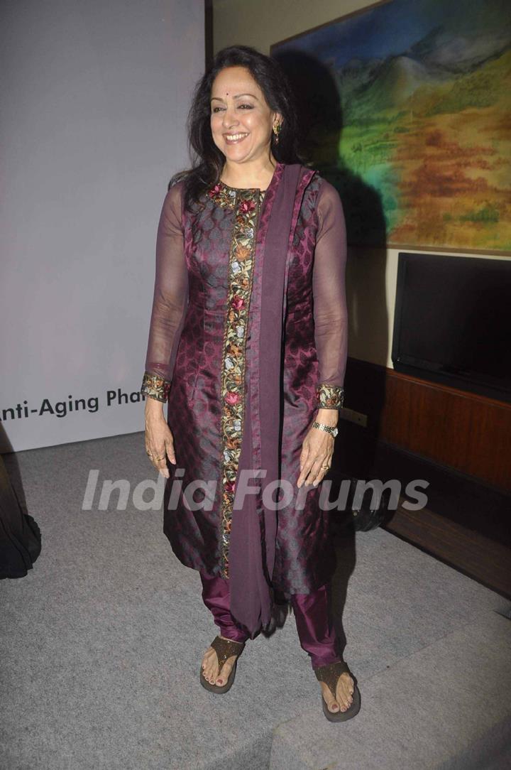 Hema Malini at anti aeging clinic launch by Sunita Banerjee, JW Marrriott. .