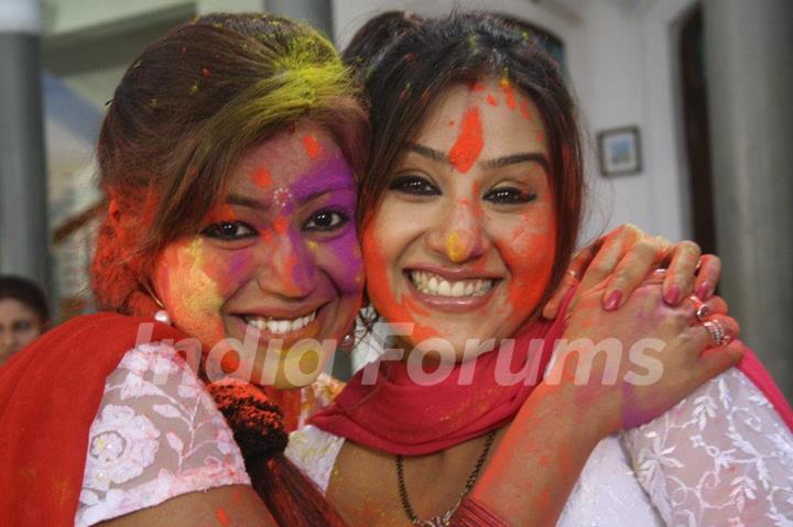 Debina Bonnerjee and Shilpa Shinde on the sets of Chidiya Ghar