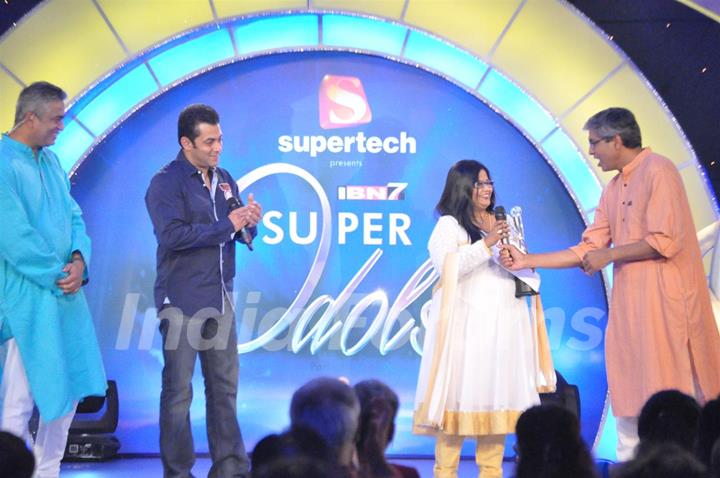 Celebs at IBN7 Super Idols Awards in Mumbai