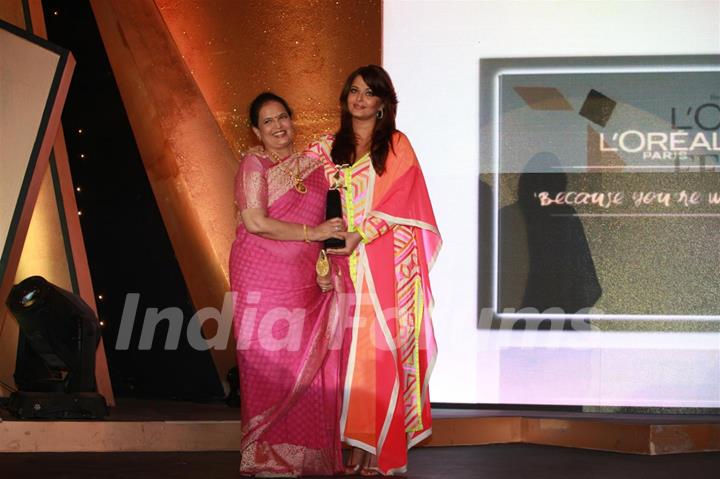 Aishwariya Rai with her mother Vrinda Rai at Loreal Femina Women Awards 2012