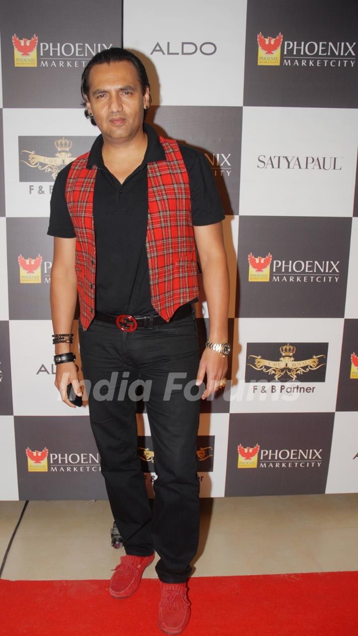 Marc Robinson at Satya Paul’s creations on India’s 20 most beautiful girls