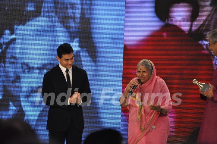 Aamir Khan honouring social worker Sindhutai Sakpal at CNN IBN Heroes Awards