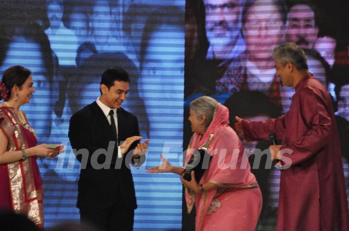 Neeta Ambani and Aamir Khan honouring social worker Sindhutai Sakpal at CNN IBN Heroes Awards