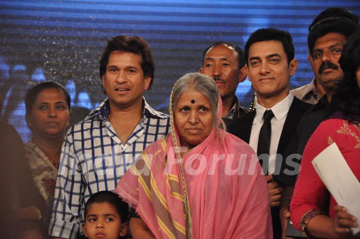 Sachin Tendulkar and Aamir Khan with Sindhutai Sakpal at CNN IBN Heroes Awards