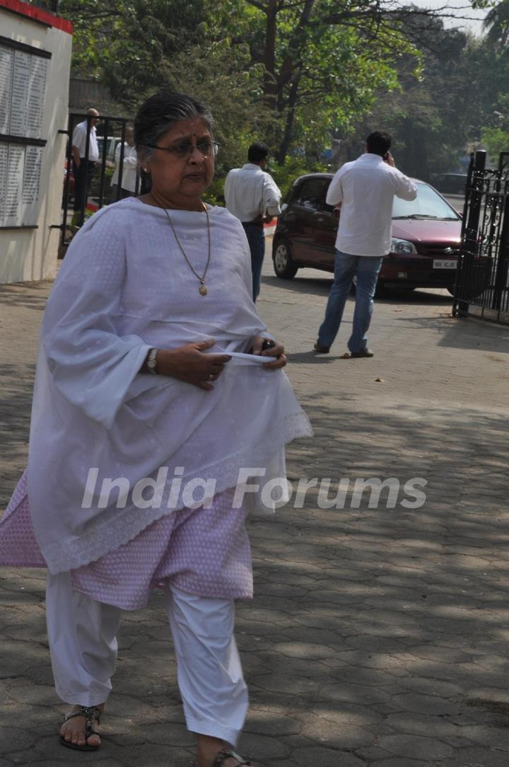 Shubha Arya at Mona Kapoor's funeral at Pawan Hans