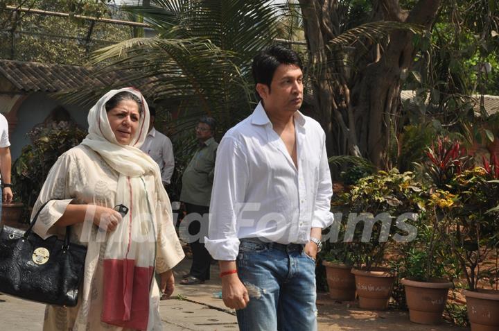 Shekhar Suman at Mona Kapoor's funeral at Pawan Hans