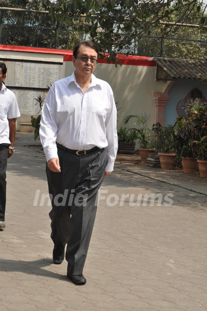 Randhir Kapoor at Mona Kapoor's funeral at Pawan Hans