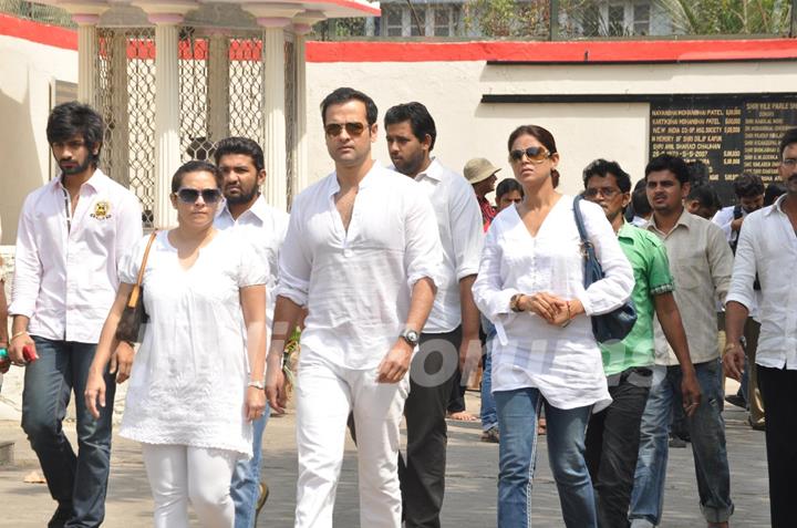 Rohit Roy and Neelam Roy at Mona Kapoor's funeral at Pawan Hans