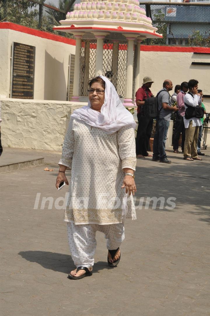 Saroj Khan at Mona Kapoor's funeral at Pawan Hans