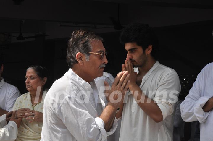 Vinod Khanna and Arjun Kapoor at Mona Kapoor's funeral at Pawan Hans