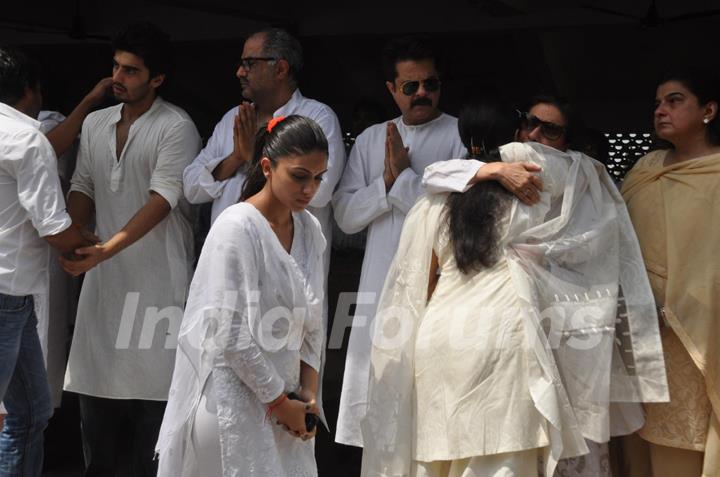Anil Kapoor, Boney Kapoor and Arjun Kapoor at  Mona Kapoor's funeral at Pawan Hans