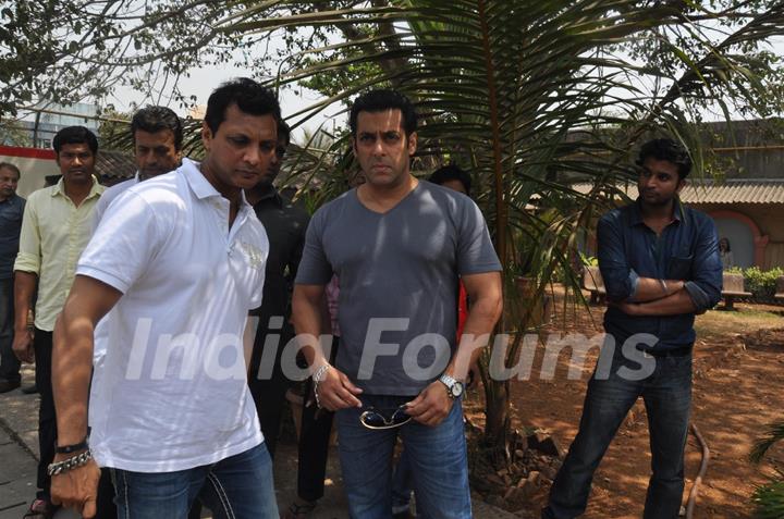 Salman Khan at Mona Kapoor's funeral at Pawan Hans