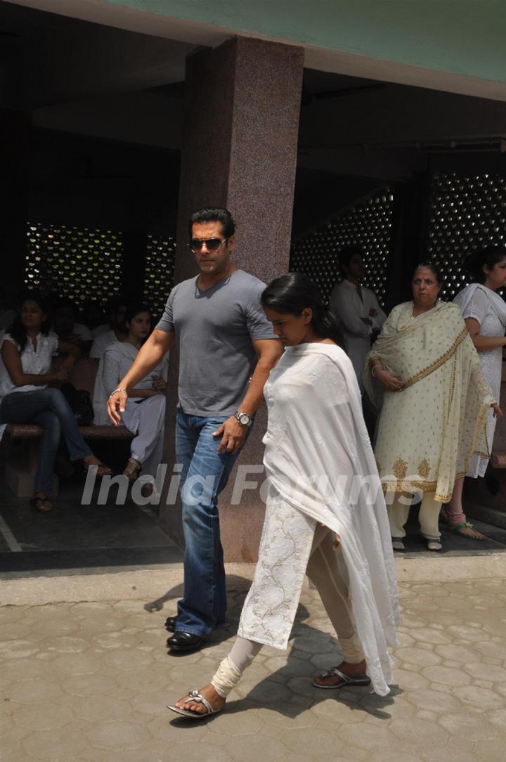 Salman Khan and Arpita Khan at Mona Kapoor's funeral at Pawan Hans