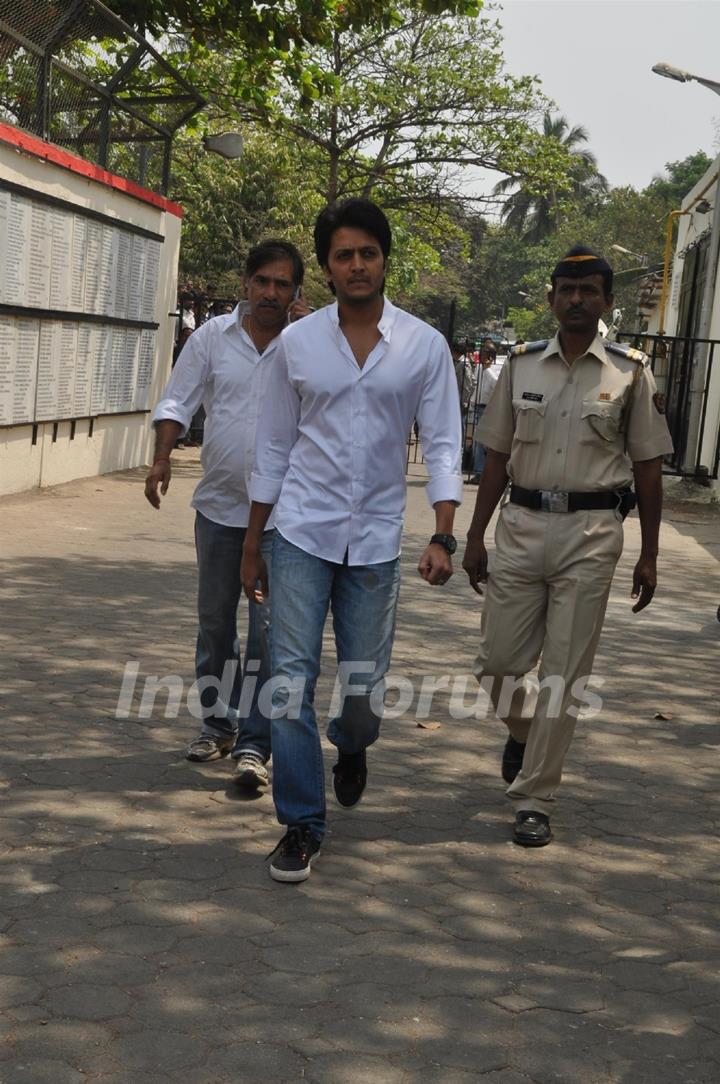 Ritesh Deshmukh at Mona Kapoor's funeral at Pawan Hans