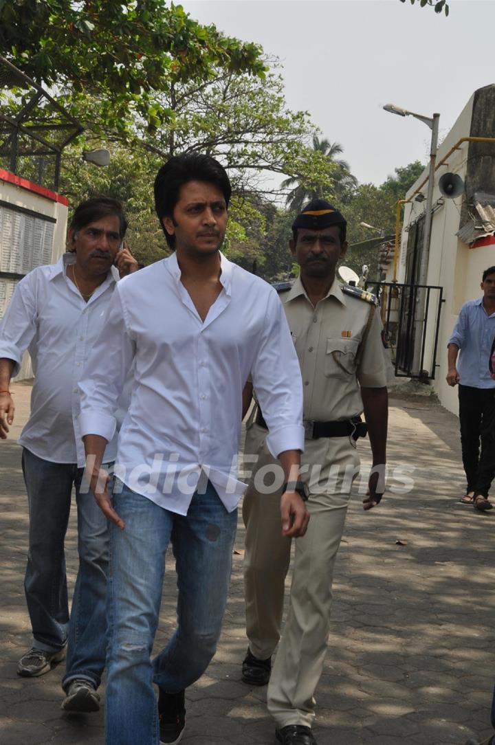 Ritesh Deshmukh at Mona Kapoor's funeral at Pawan Hans