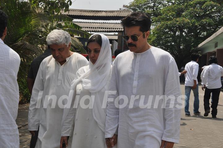 Javed Akhtar, Shabana Azmi and Anil Kapoor at Mona Kapoor's funeral at Pawan Hans