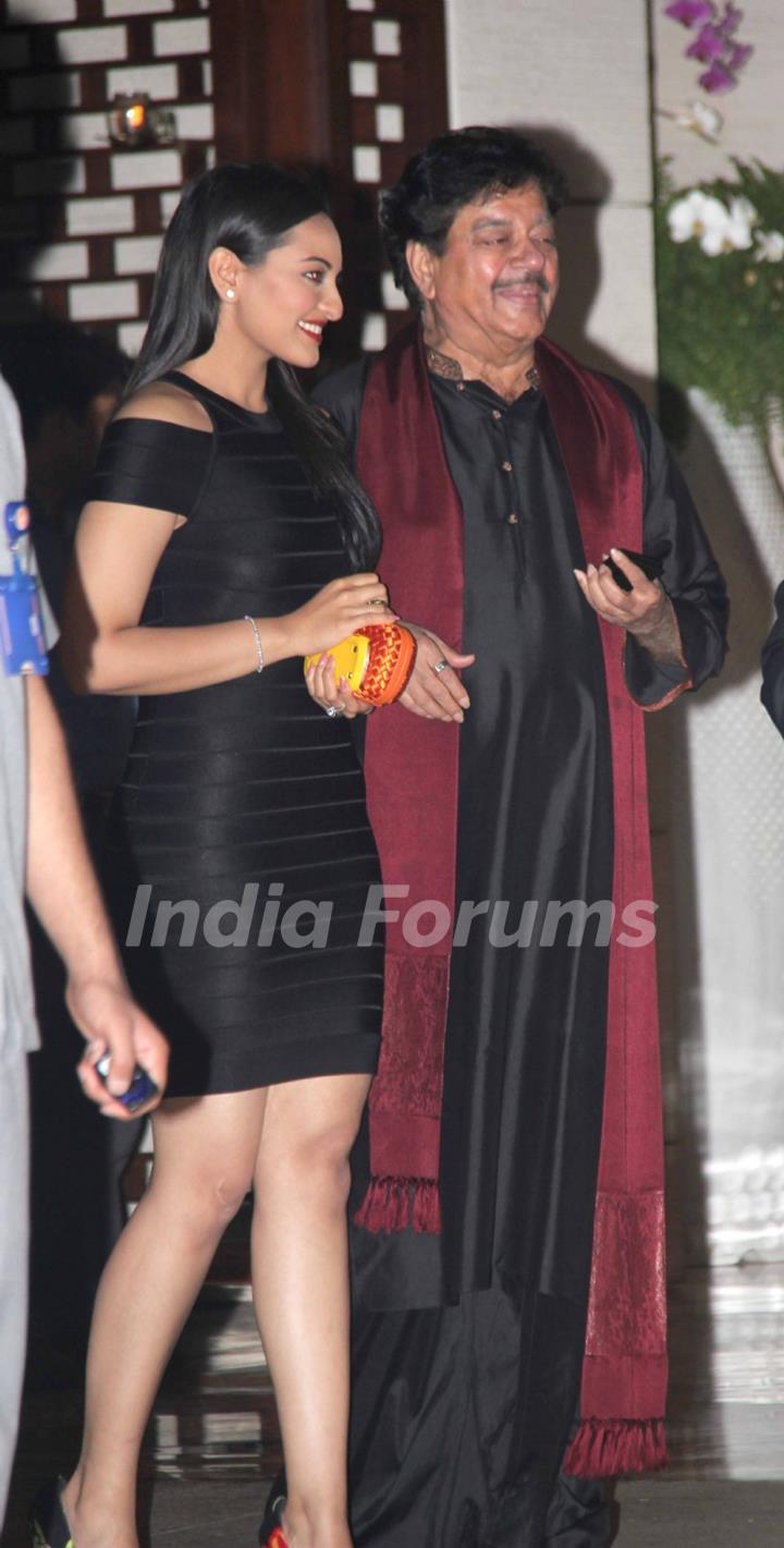 Sonakshi Sinha and Shatrughan Sinha at Mukesh Ambani's bash for Sachin Tendulkar