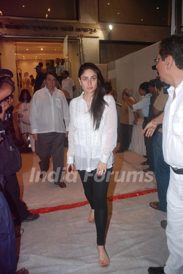 Kareena Kapoor at Mona Kapoor's prayer meet in Mumbai. .