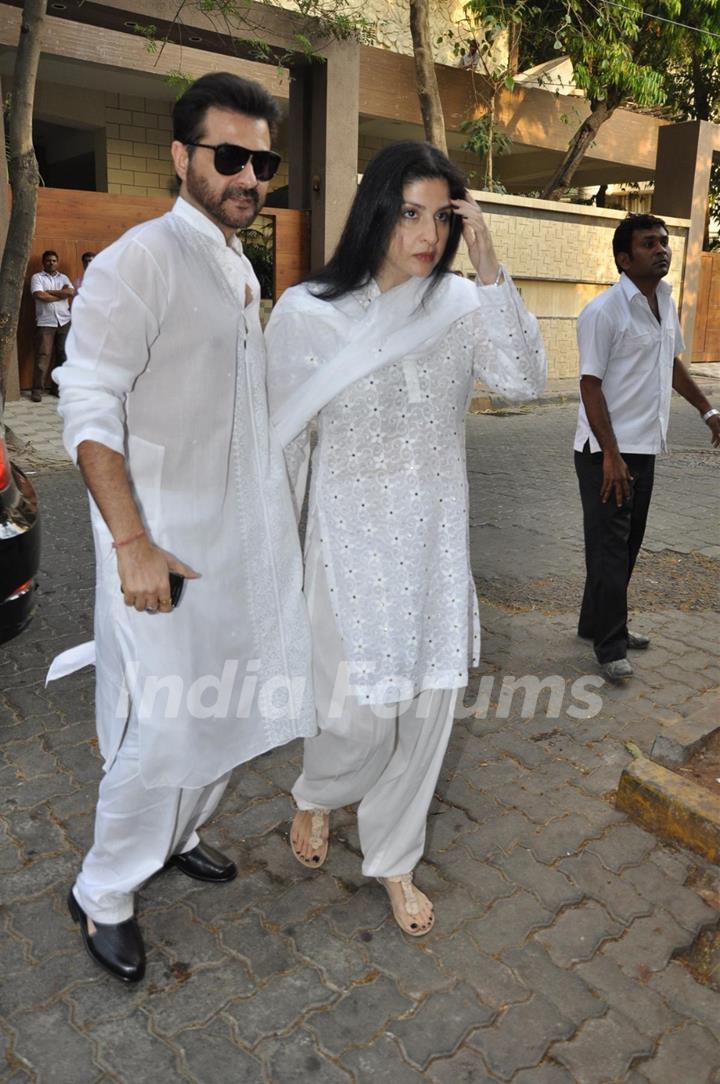 Sanjay Kapoor with Maheep at chautha of Mona Kapoor