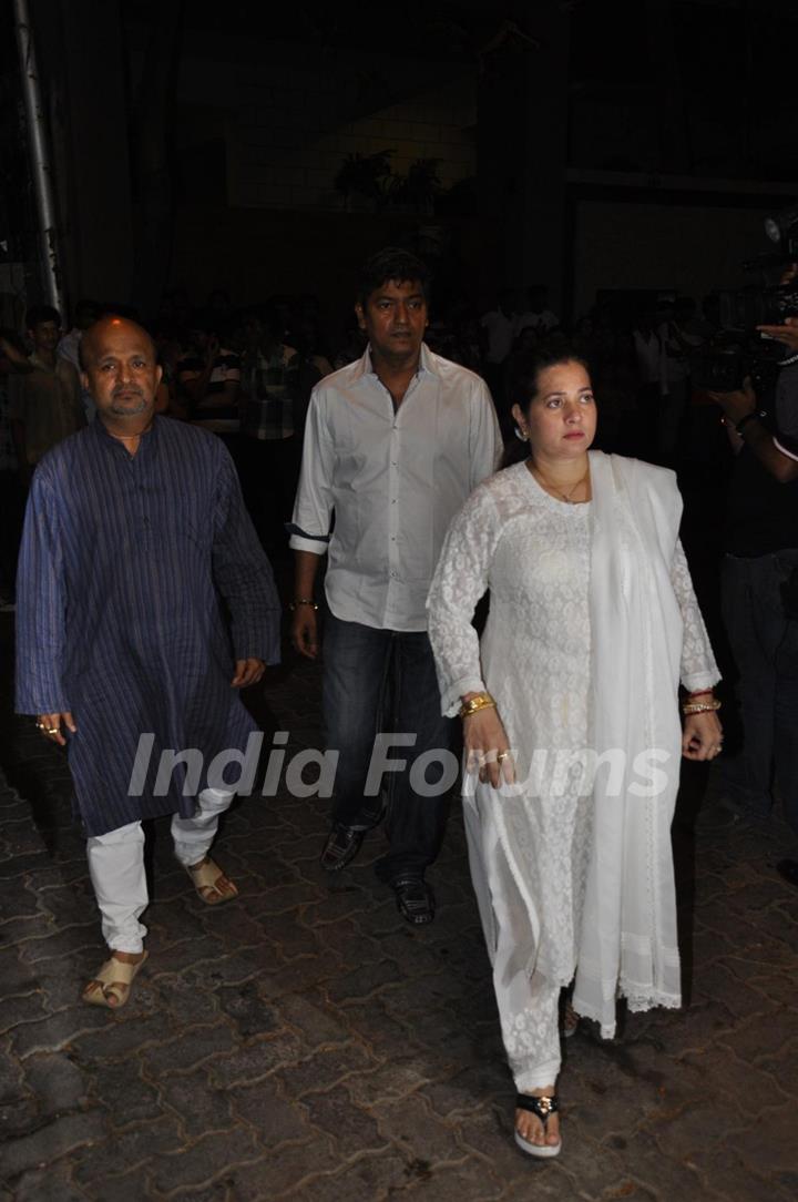 Sameer, Aadesh Shrivastava and Vijeta Pandit at chautha of Mona Kapoor