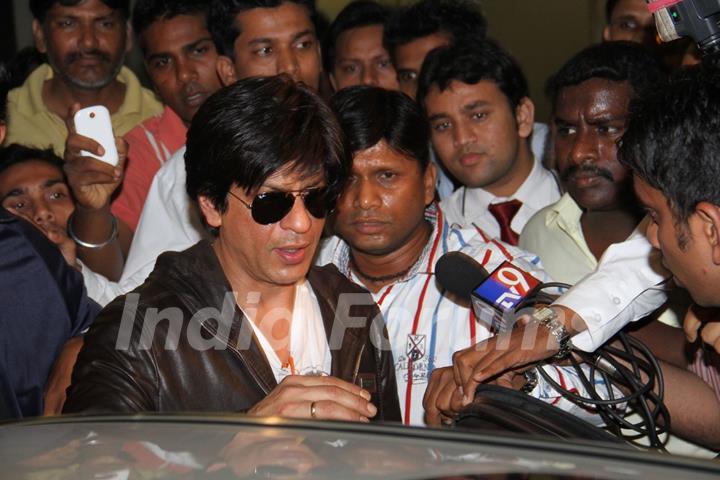 Shahrukh Khan arrived at Mumbai airport from London