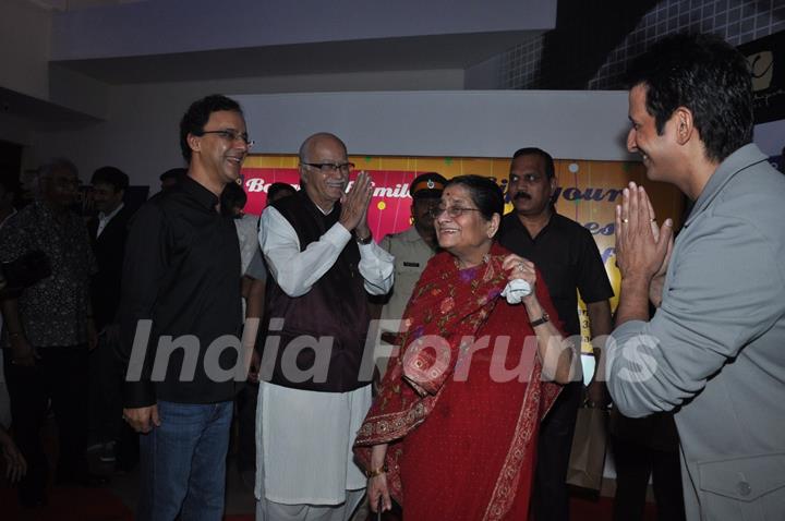 Vidhu Vinod Chopra, Sharman Joshi with L K Advani at premiere of film Parinda at PVR