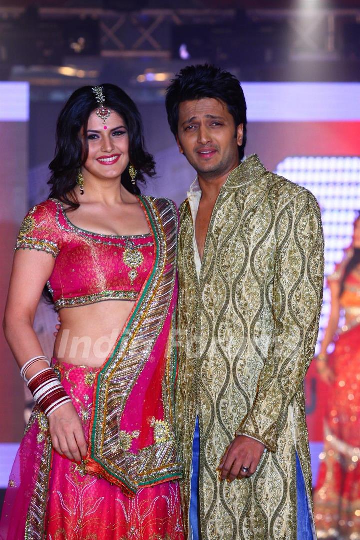 Cast of 'Housefull 2' walks the ramp for Aki Narula