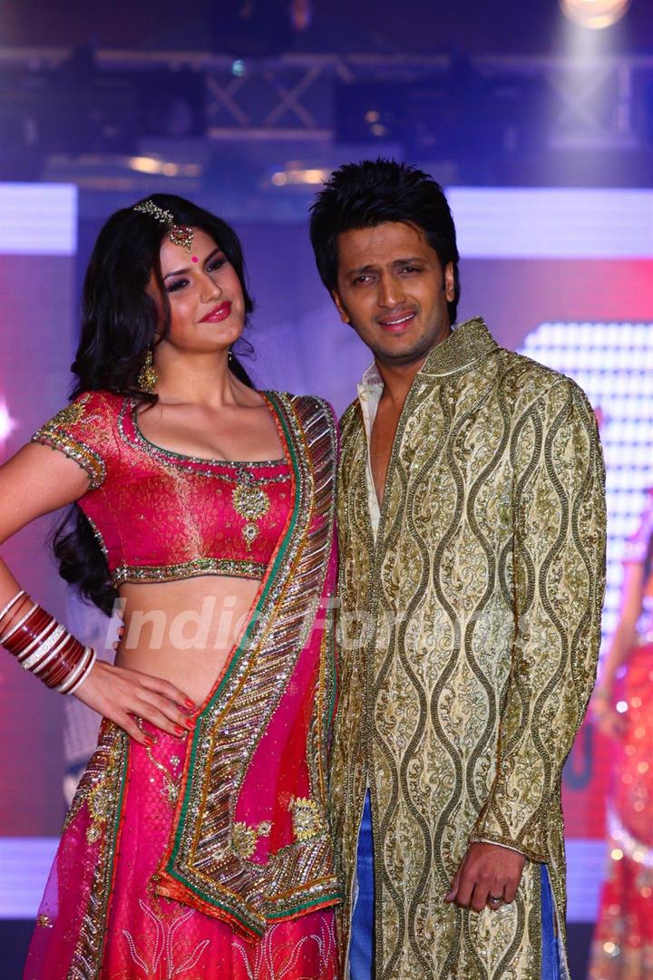 Cast of 'Housefull 2' walks the ramp for Aki Narula