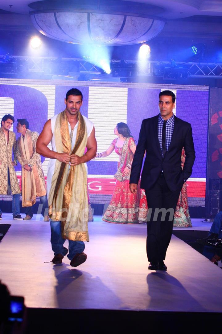 Cast of 'Housefull 2' walks the ramp for Aki Narula