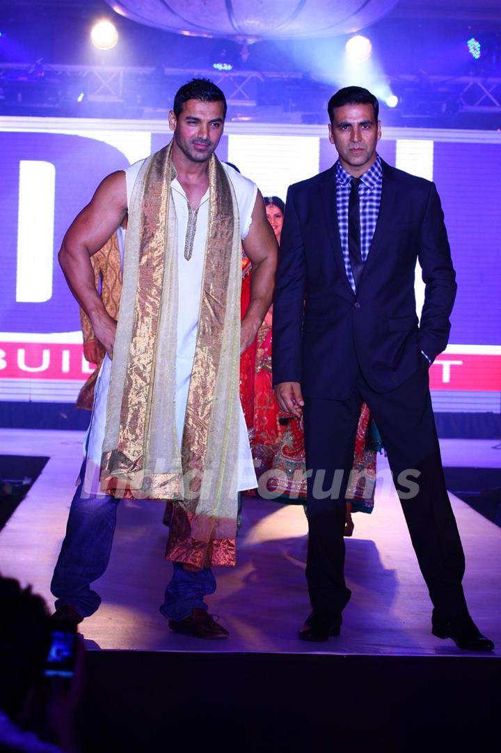 Cast of 'Housefull 2' walks the ramp for Aki Narula