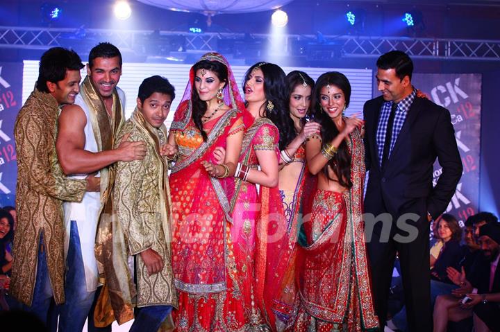 Cast of 'Housefull 2' walks the ramp for Aki Narula