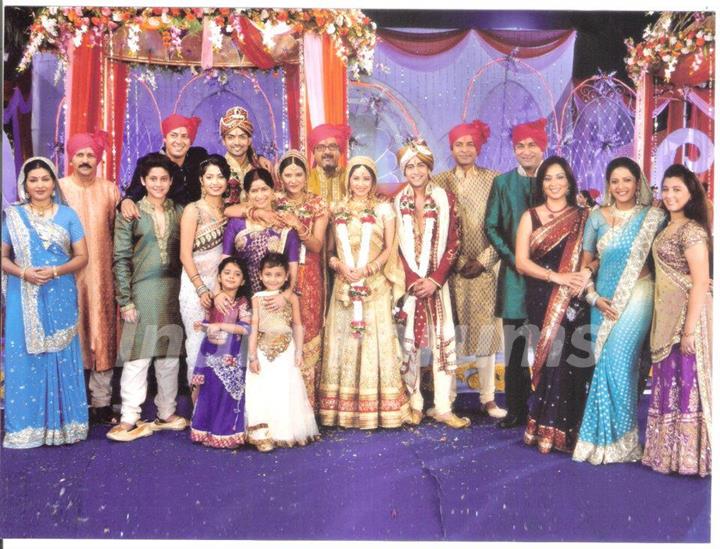 Punar Vivah cast celebrating marriage