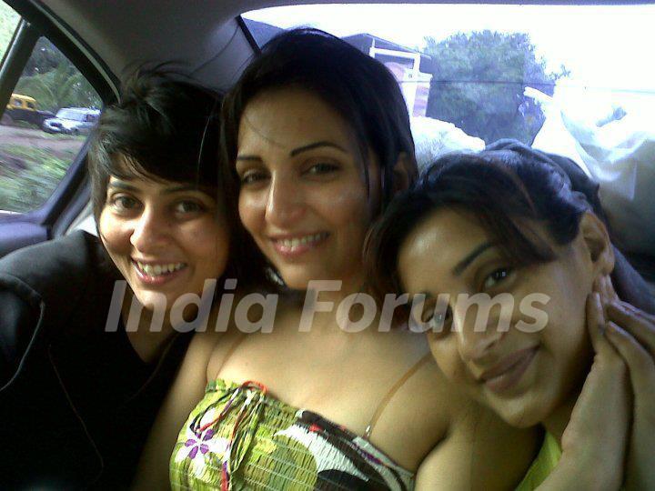 Rati Pandey with Navina bole & her friend Ashwini offscreen photo in mile jab hum tum show