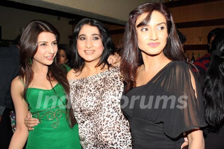 Rati Pandey with co-stars on Hitler didi party