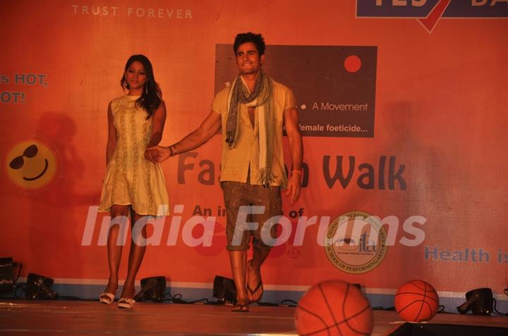 Yashashri Mashurkar and Karan Tacker at GR8! Fashion Walk for the Cause Beti by Television Sitarre