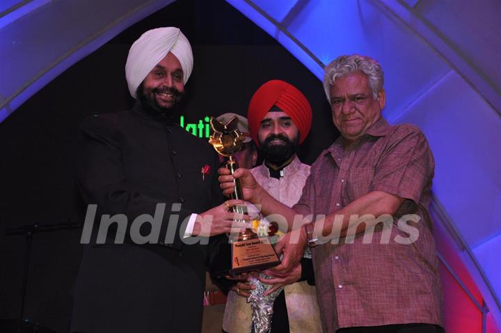 Charan Singh Sapra and Om Puri at Punjabi Icon Awards