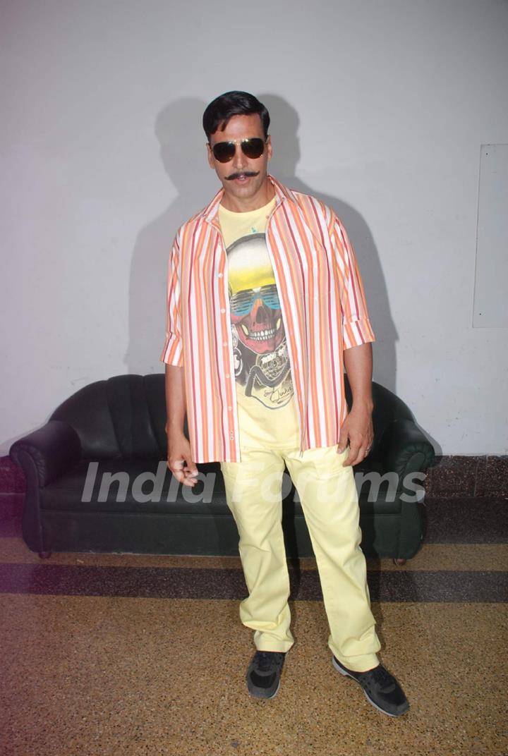 Akshay Kumar on the sets of Dance India Dance to promote Rowdy Rathore