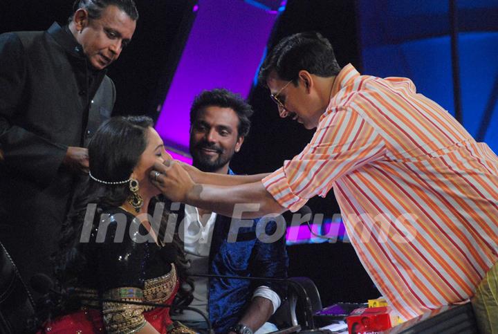 Akshay Kumar on the sets of Dance India Dance to promote Rowdy Rathore