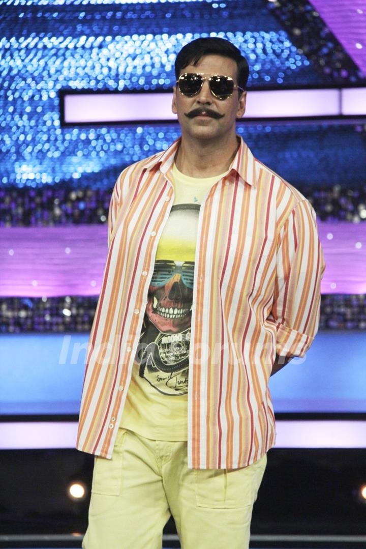 Akshay Kumar promotes Rowdy Rathore on Dance India Dance Season 3 sets at Famous Studios in Mahalaxmi, Mumbai