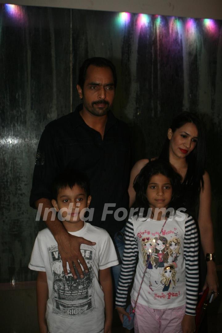 Vishwajeet Pradhan with wife and kids at Golden Achiever Awards 2012