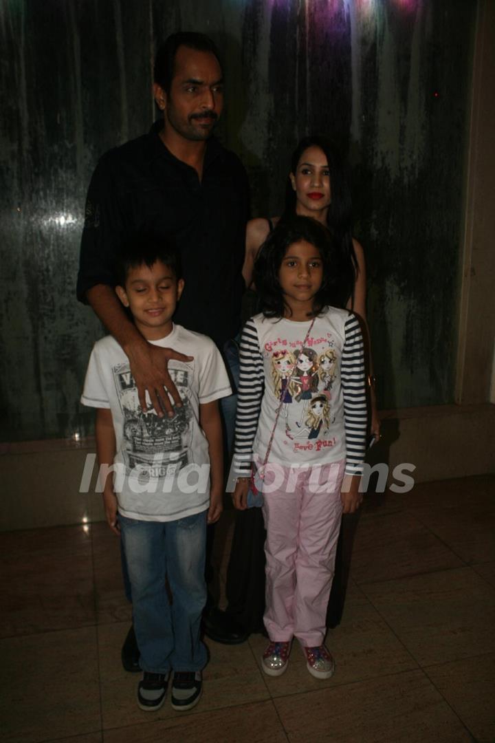 Vishwajeet Pradhan with wife and kids at Golden Achiever Awards 2012