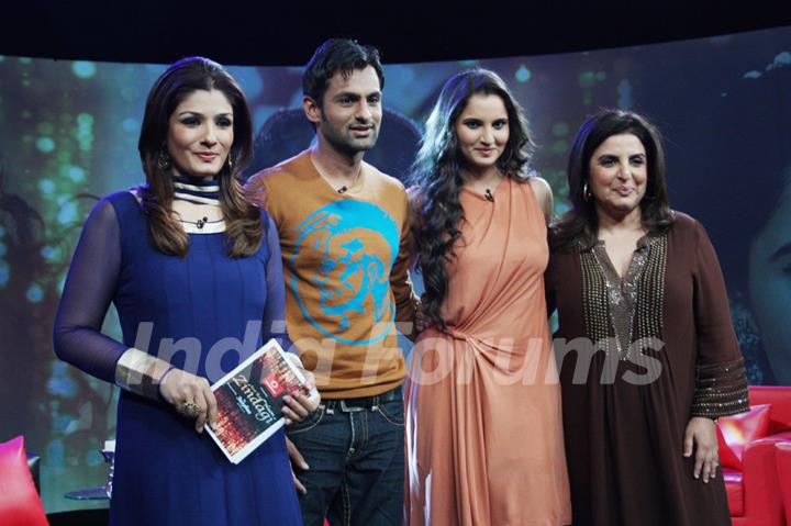 Sania Mirza, Shoaib Akhtar, Farah Khan & Raveena Tandon at the shoot of Issi Ka Naam Zindagi