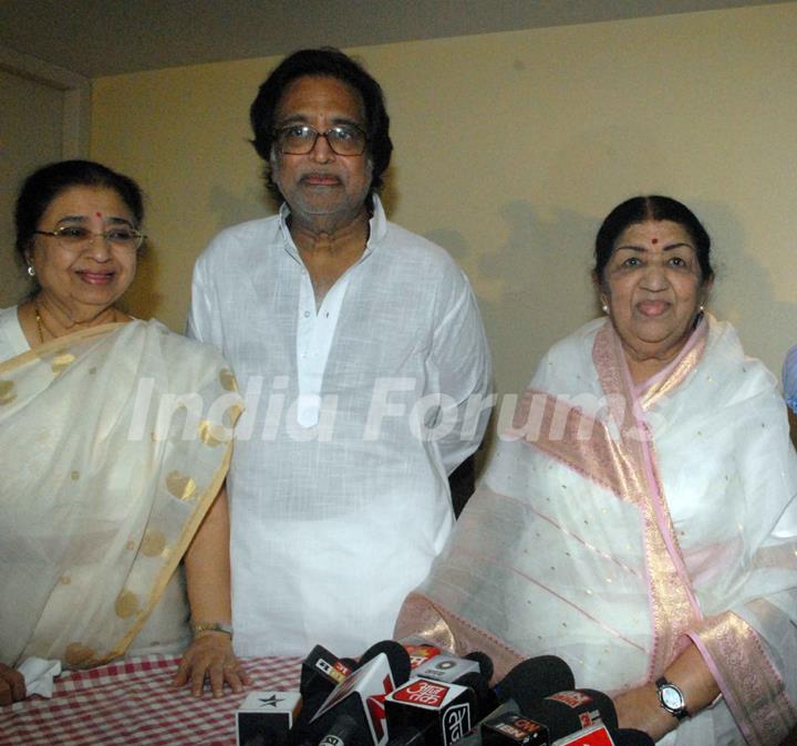 Lata Mangeshkar with family attending press conference at their residence Prabhu Kunj , Mumbai for master Dinanath awards announcement.  .