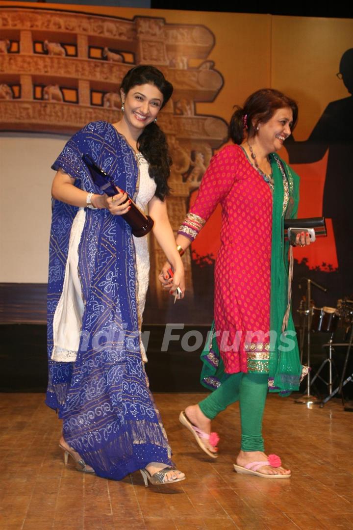 Ragini Khanna and Kamini Khanna at Dadasaheb Ambedkar Awards