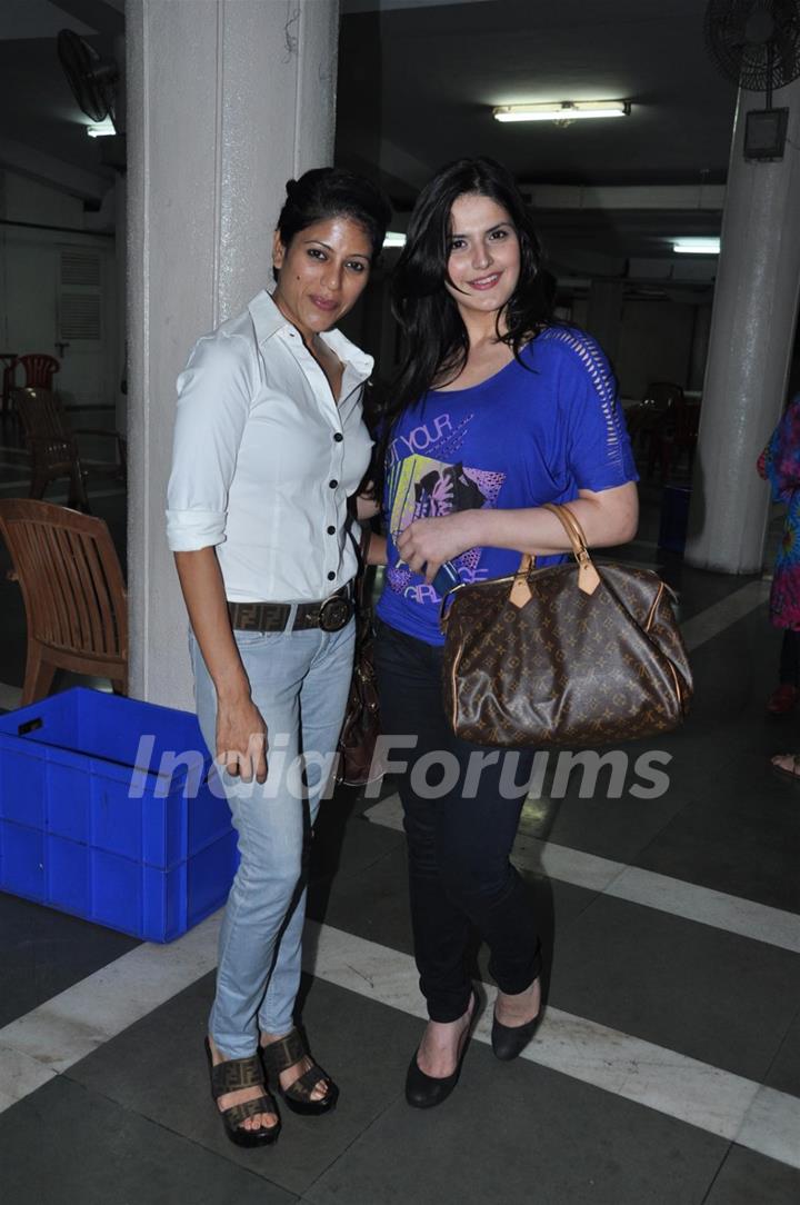 Zarine Khan at Kader Khan’s new playHamaare Bhi Hai Meherbaan Kaise Kaise & Local Train Play