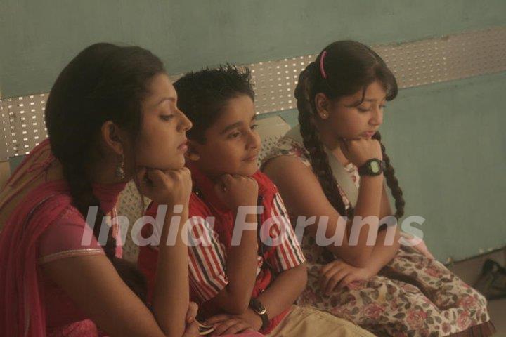 Drashti Dhami as Geet with kids in Geet Hui Sabse Parayi