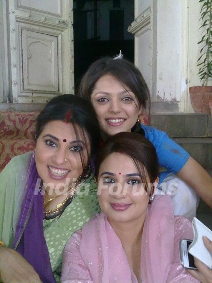 Drashti Dhami with cast of Geet Huyi Sabse Parayi