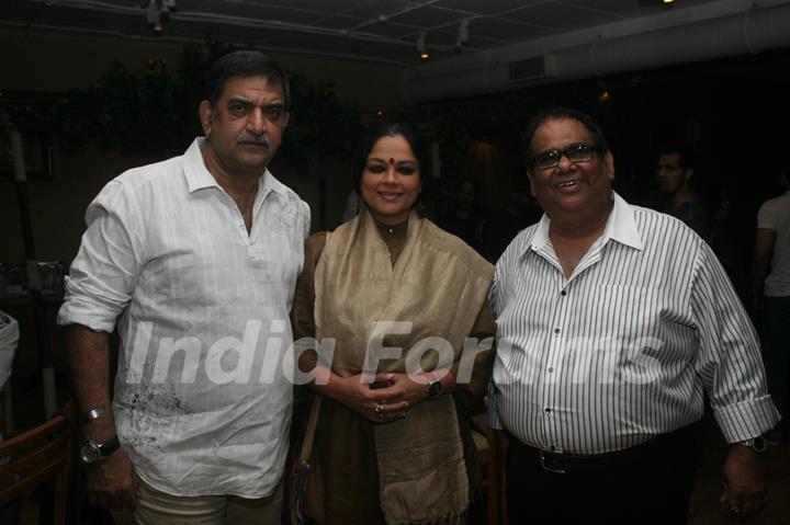 Tanvi Azmi and Baba Azmi at Satish Kaushik's birthday party